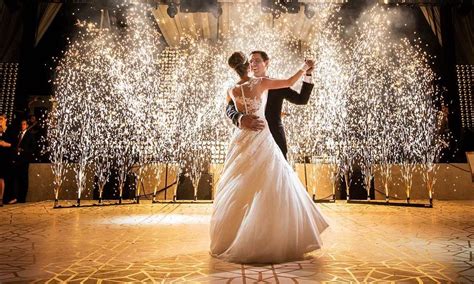 how to dance at a wedding: choosing the right music for your wedding dance